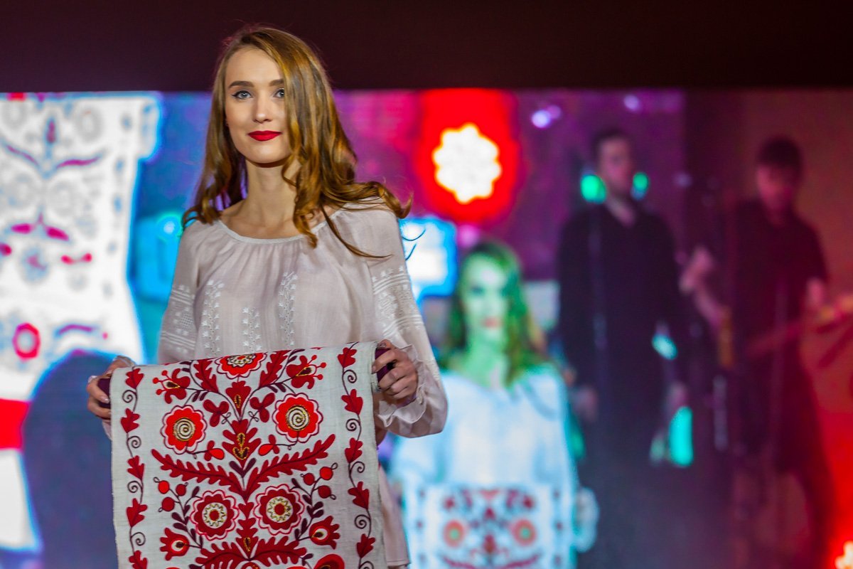 Показ прошел в этно-стиле Показ прошел в этно-стиле