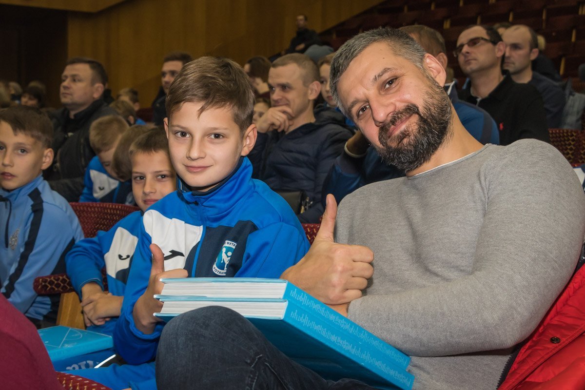 Каждый купил по экземпляру