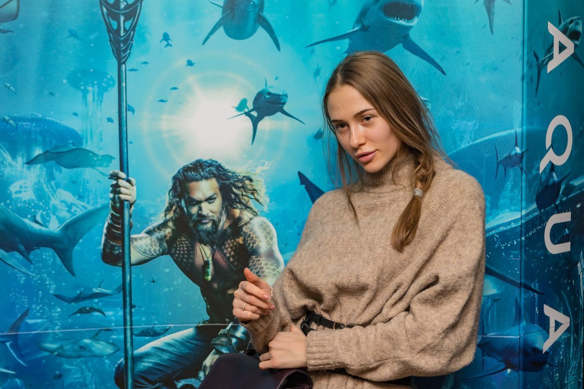 Он продолжает смотреть