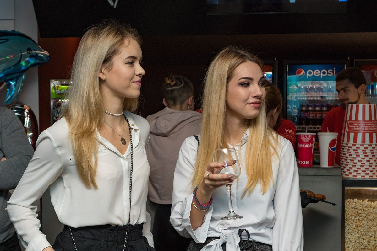 А еще бокальчик?