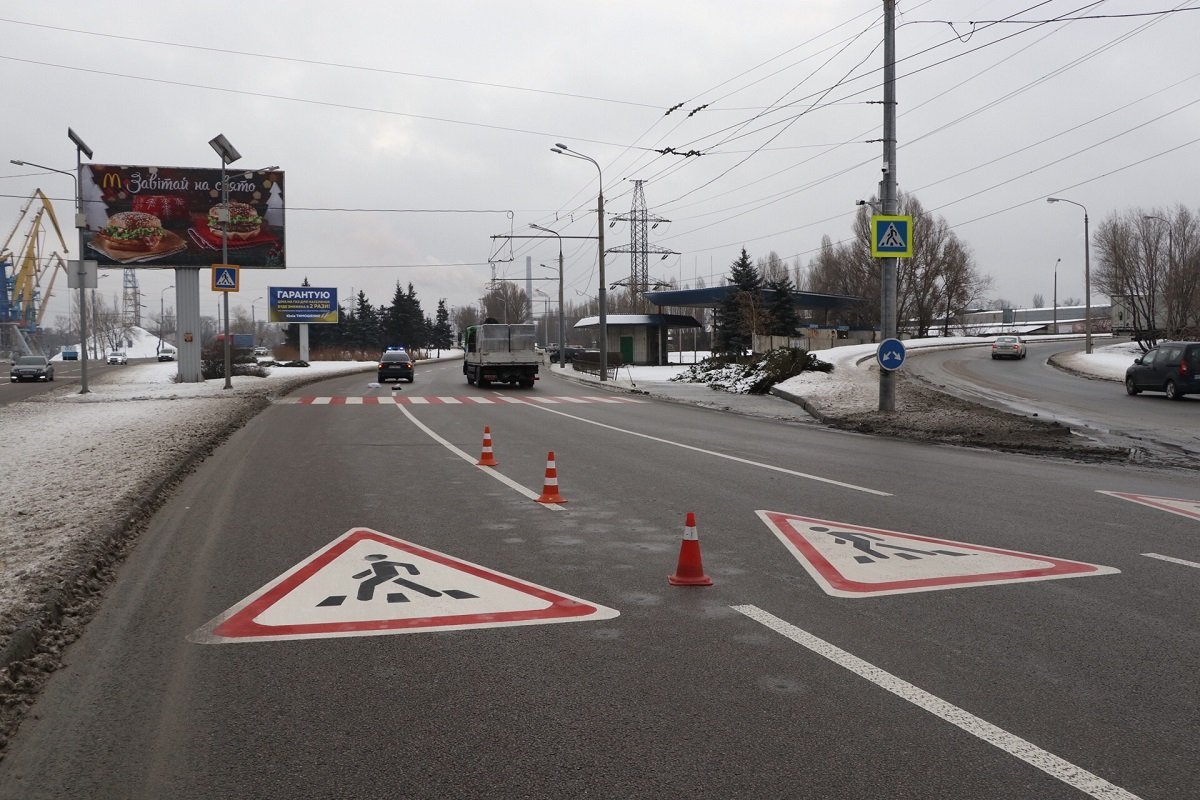 Со слов очевидцев, женщина переходила дорогу в положенном месте Со слов очевидцев, женщина переходила дорогу в положенном месте