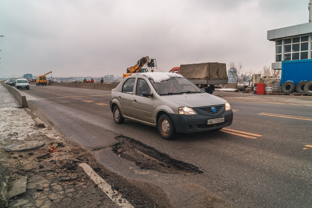 Яму можно объехать, но в ночное время есть риск ее не заметить Яму можно объехать, но в ночное время есть риск ее не заметить