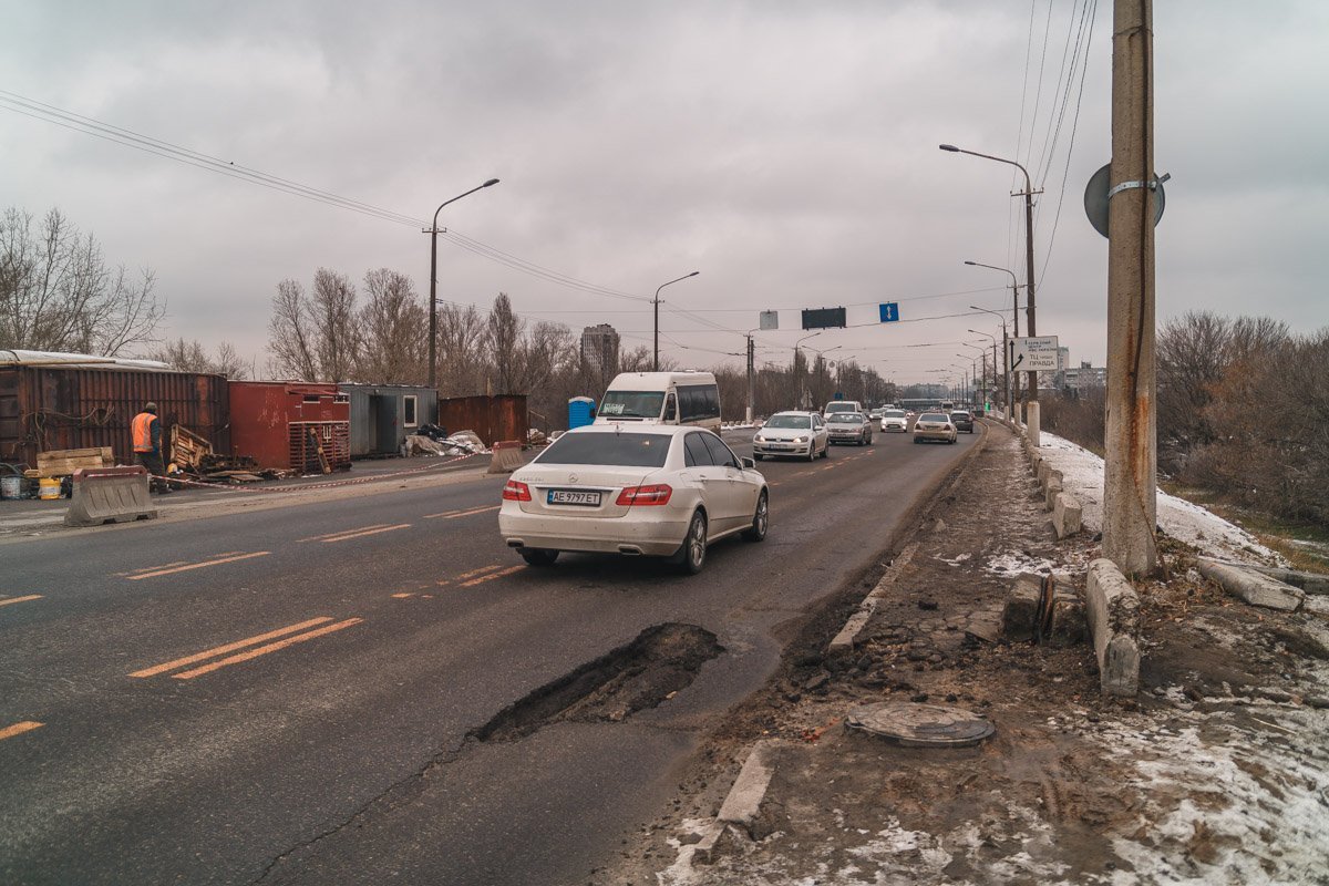 Яма мешает автомобилистам Яма мешает автомобилистам