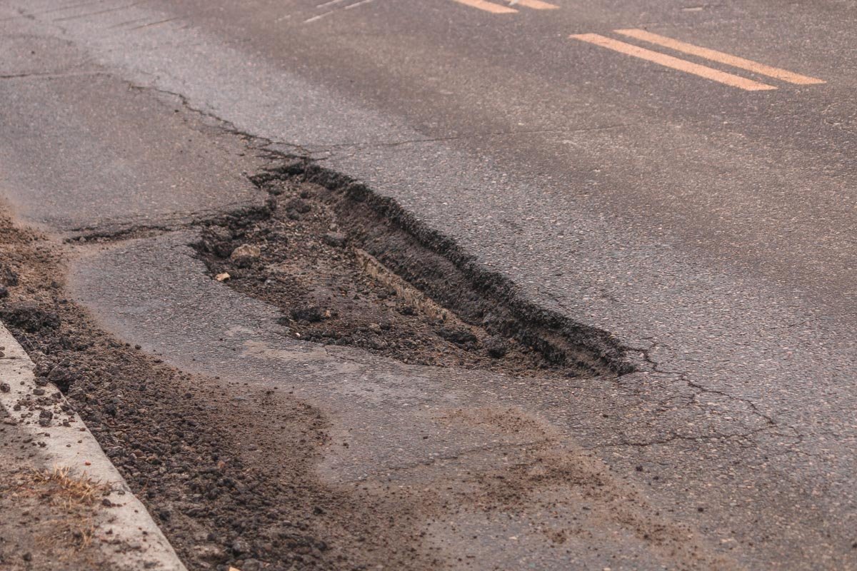 Выбоина находится на въезде на мост со стороны Левого берега Выбоина находится на въезде на мост со стороны Левого берега