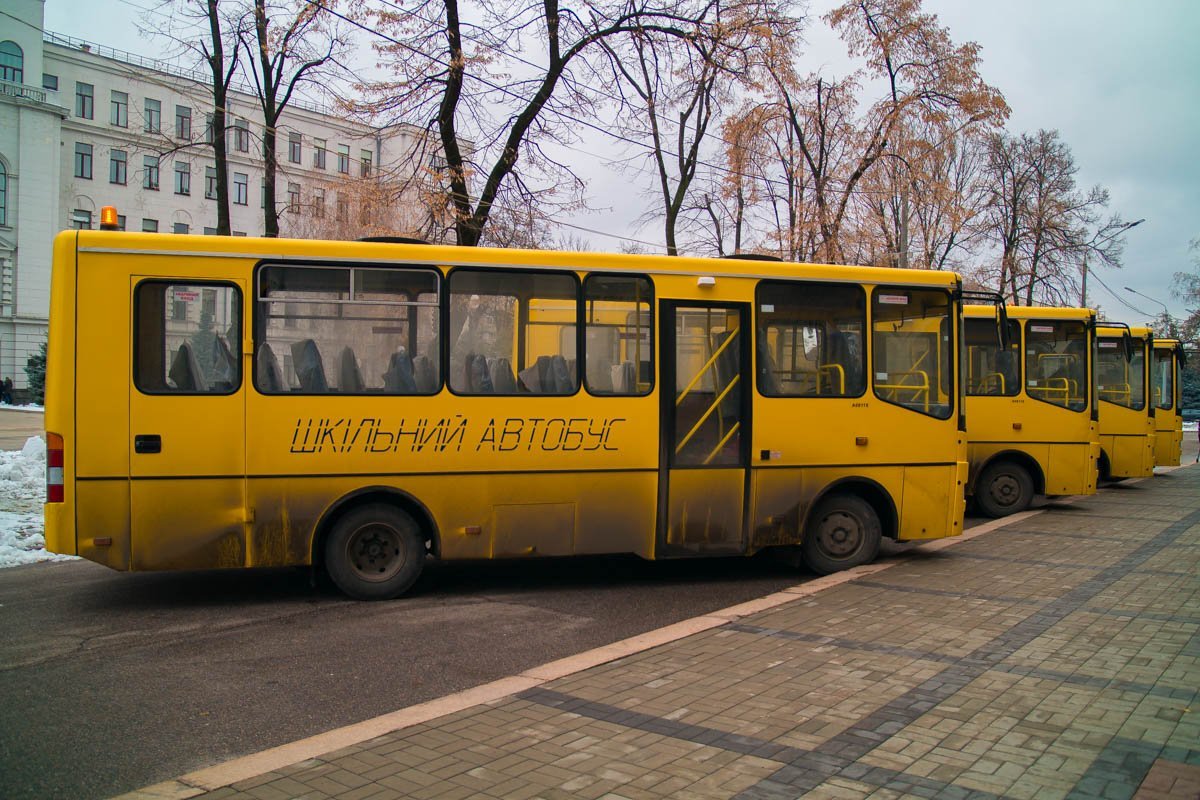 4 новеньких автобуса послушно ждали своего путешествия в школы, стоя у ОГА 4 новеньких автобуса послушно ждали своего путешествия в школы, стоя у ОГА