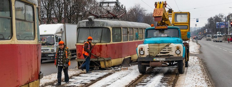 В Днепре на проспекте Хмельницкого трамвай сошел с рельсов: движение электротранспорта заблокировано