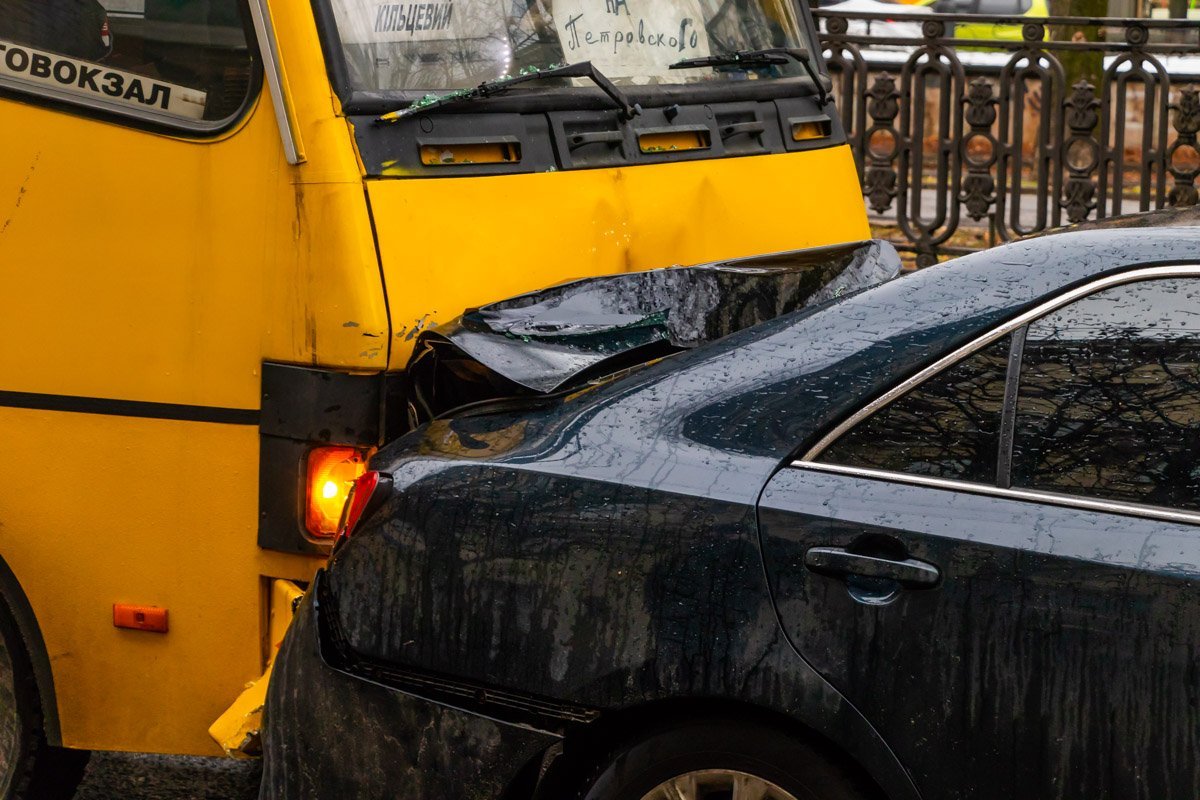 На проспекте Яворницкого маршрутка смяла багажник легковушке