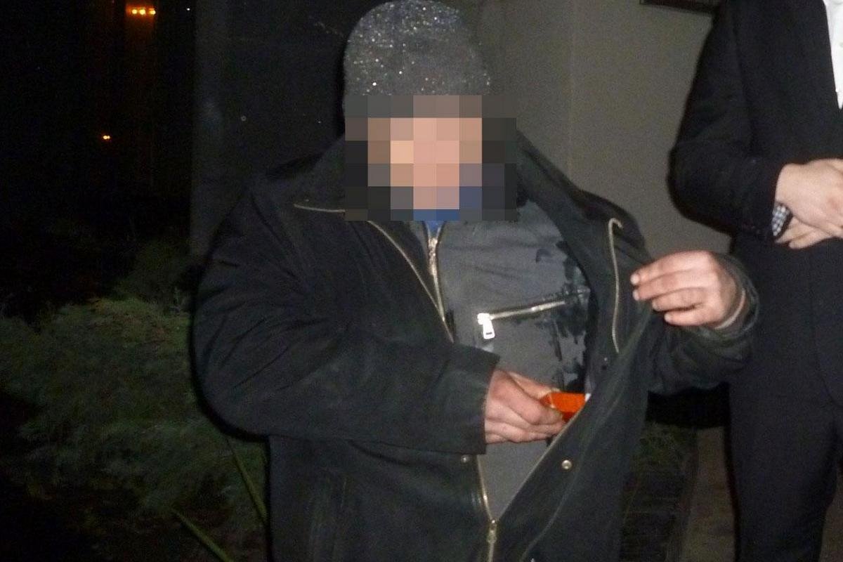 Изначально мужчина попался на курении в общественном месте Изначально мужчина попался на курении в общественном месте