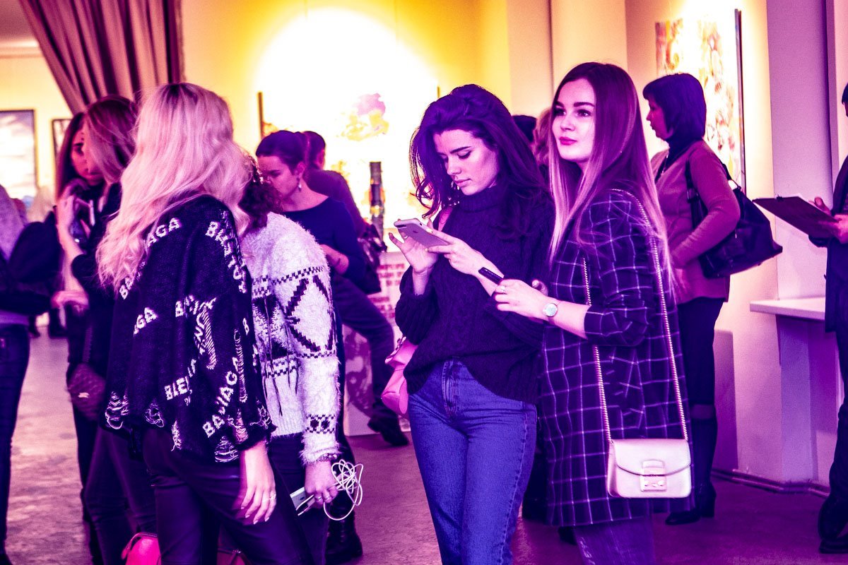 Десятки людей пришли посмотреть на симбиоз промышленности и моды