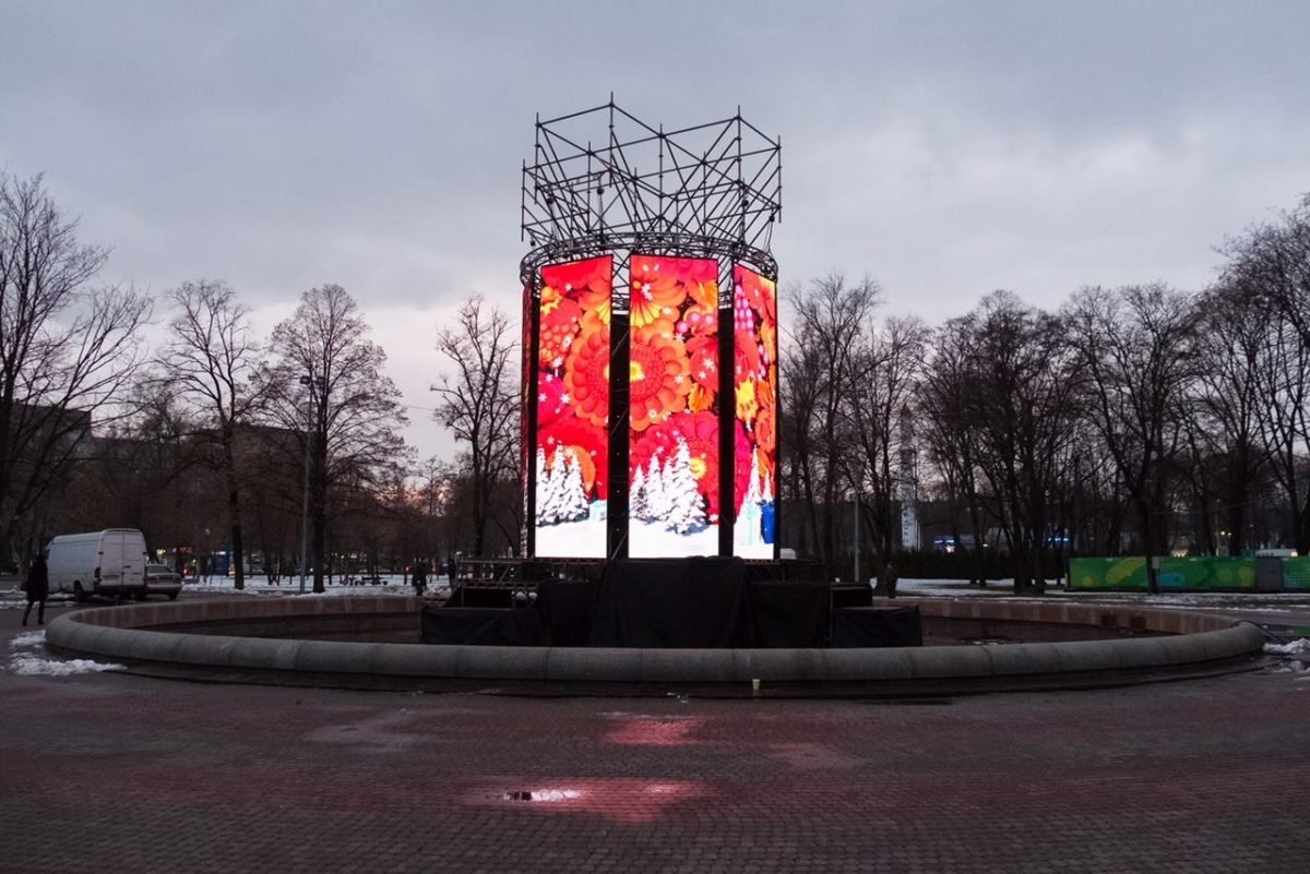 Инсталляция находится в сквере у Днепропетровской облгосадминистрации 