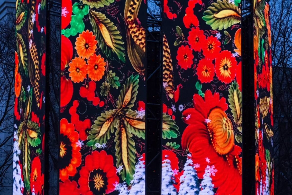 Тут можно увидеть оригинальные зимние орнаменты и традиционные художественные элементы