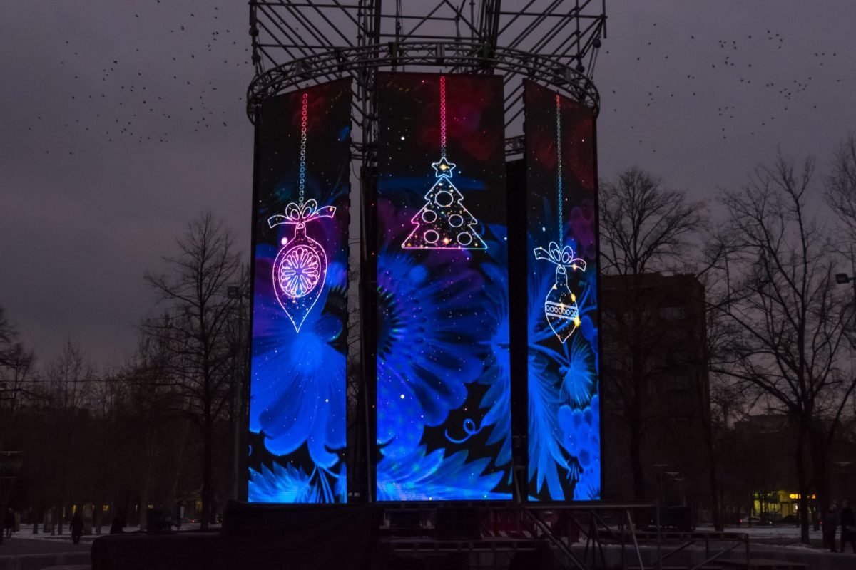 Особенно эффектно видео-инсталляция выглядит вечером