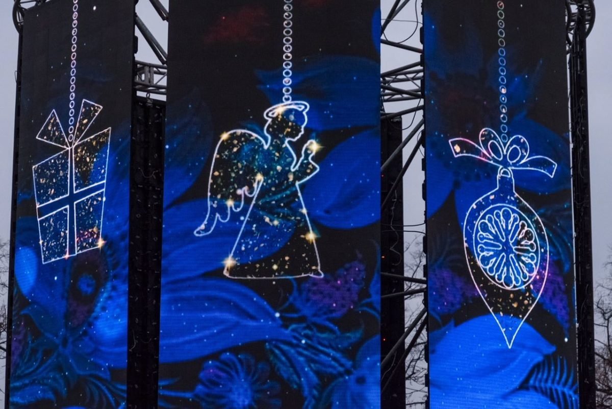 На экранах непрерывно транслируют ролики