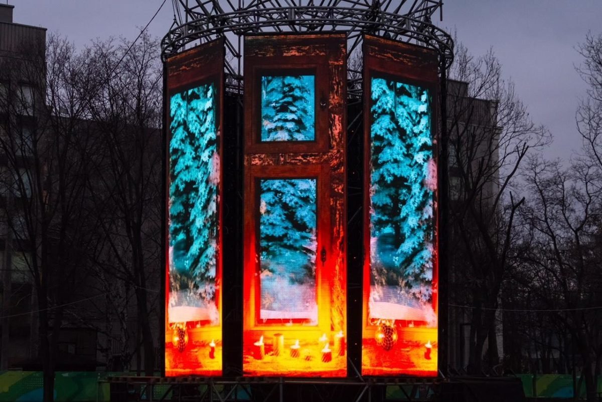 Здесь можно увидеть по-зимнему сказочные картины с элементами Петриковской росписи