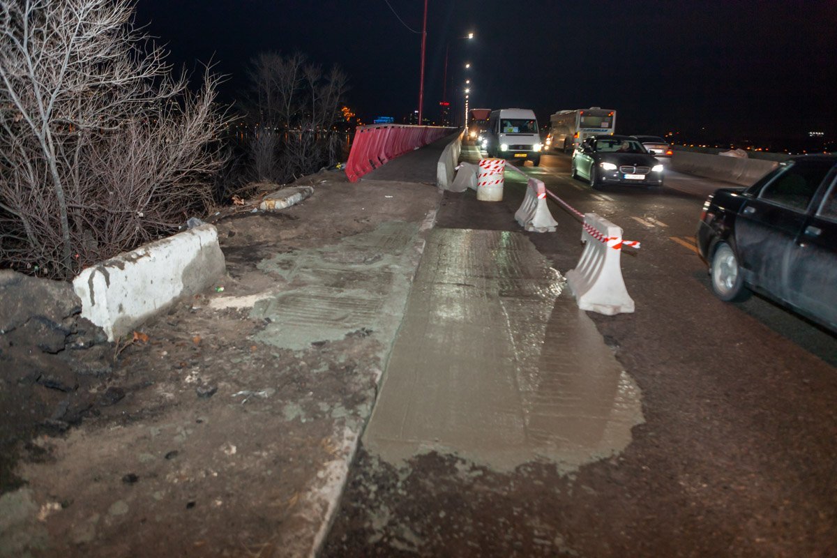 Рабочие оградили свежий асфальт дорожными буями и сигнальными лентами