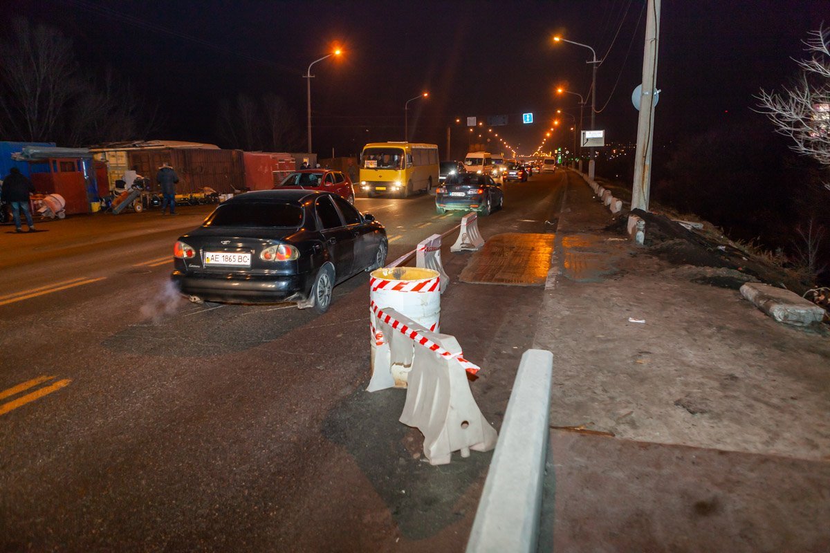 Одна полоса ближе к Левому берегу частично перекрыта