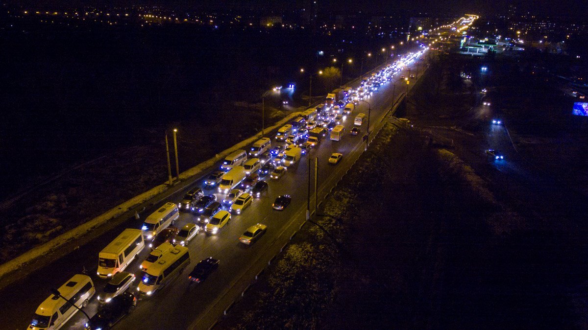 Проезд затруднен как на Левый берег, так и в сторону Правого