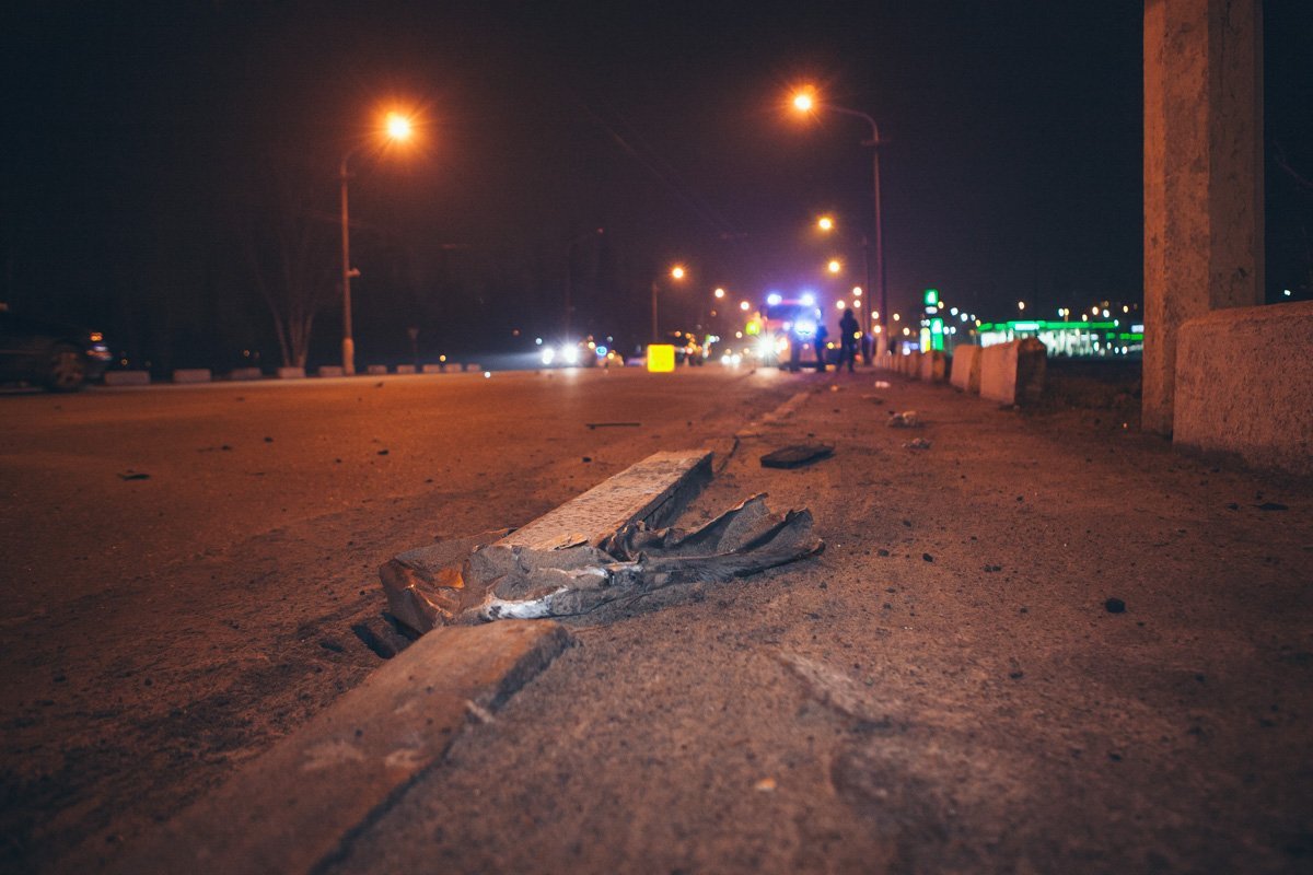 Медики, прибывшие на место происшествия, погрузили пострадавшего на носилки