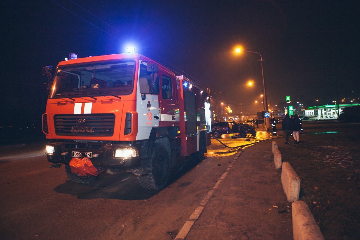 Спасатели убрали с дороги разлитое топливо