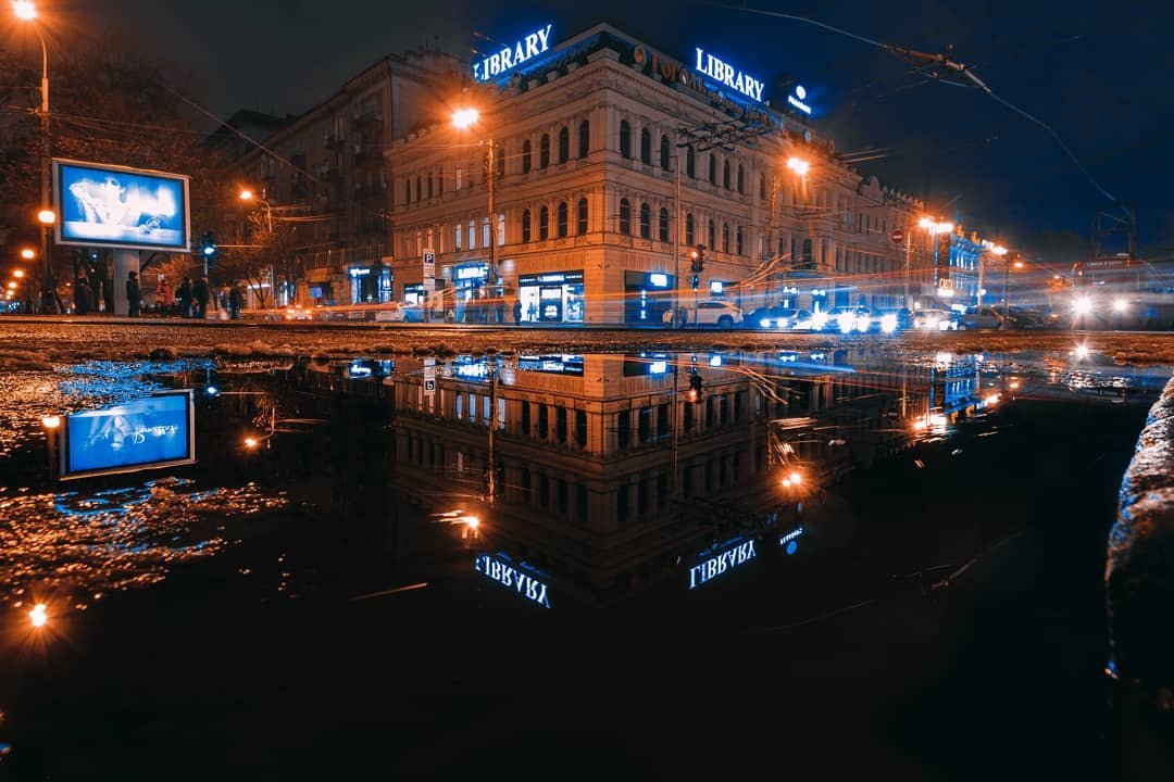 В лужах отражается город. Фото: deniska_ua