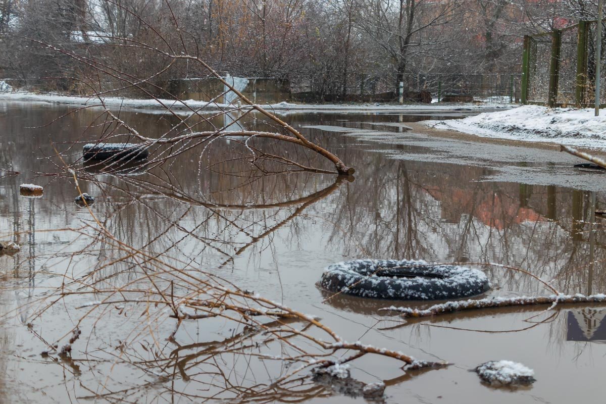 Местные жители обозначили ямы, положив в них колеса Местные жители обозначили ямы, положив в них колеса