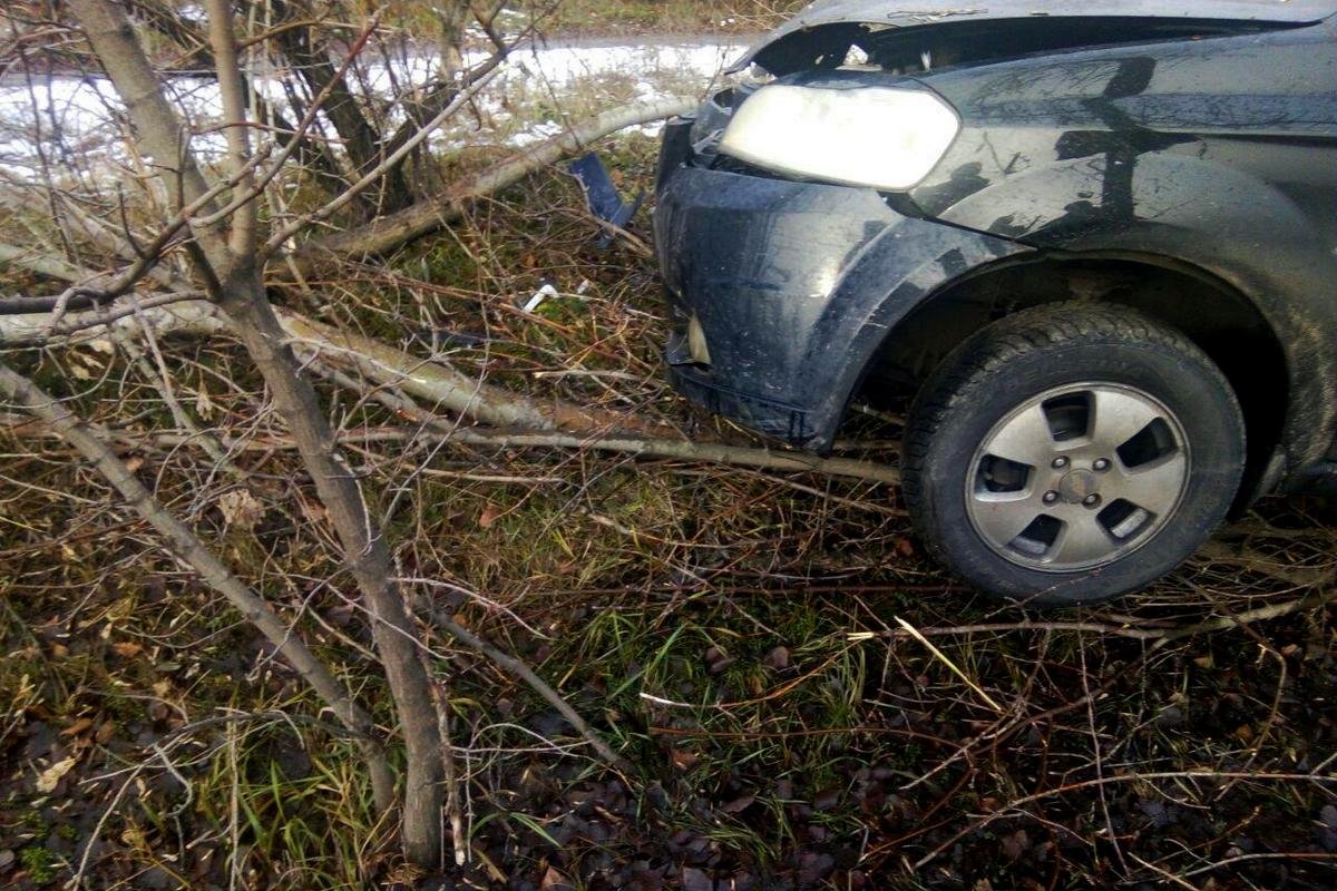 В итоге он не справился с управлением и слетел с дороги