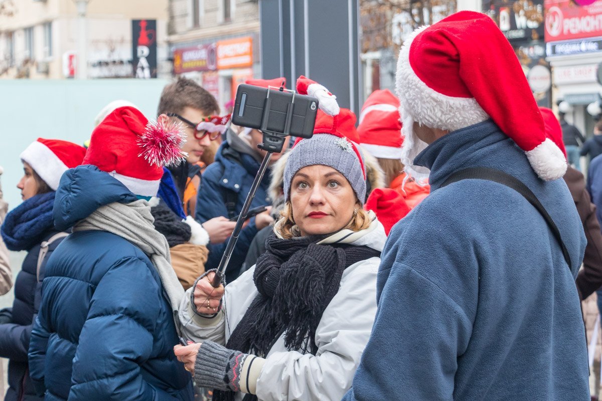 Участники не стеснялись и приходили на площадь в новогодних атрибутах