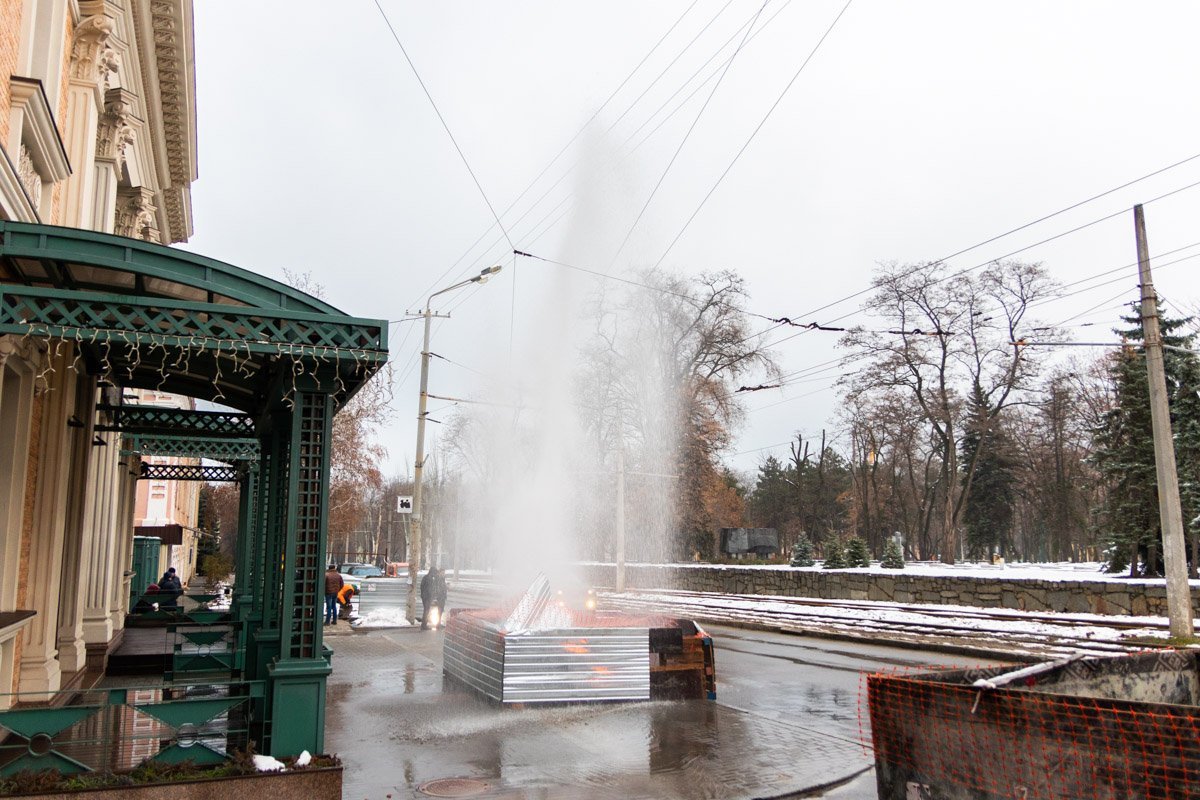Фонтан воды достигал около десяти метров в высоту