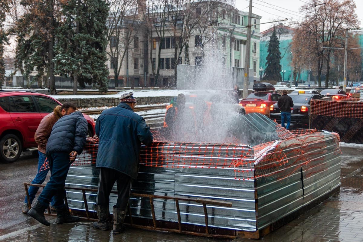 КП "Днепрводоканал" и аварийная бригада пытаются выяснить, в чем проблема