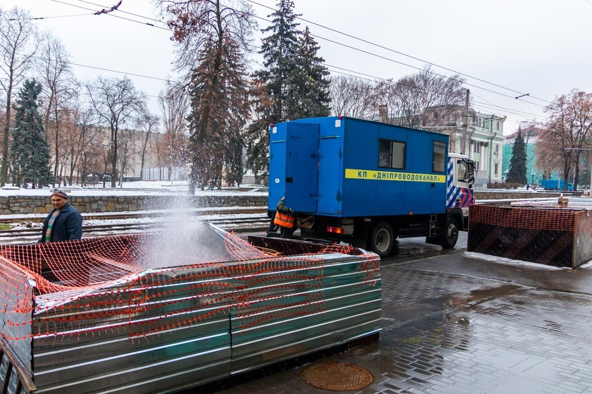 Одну полосу движения занимает коммунальная техника, поэтому будьте аккуратными