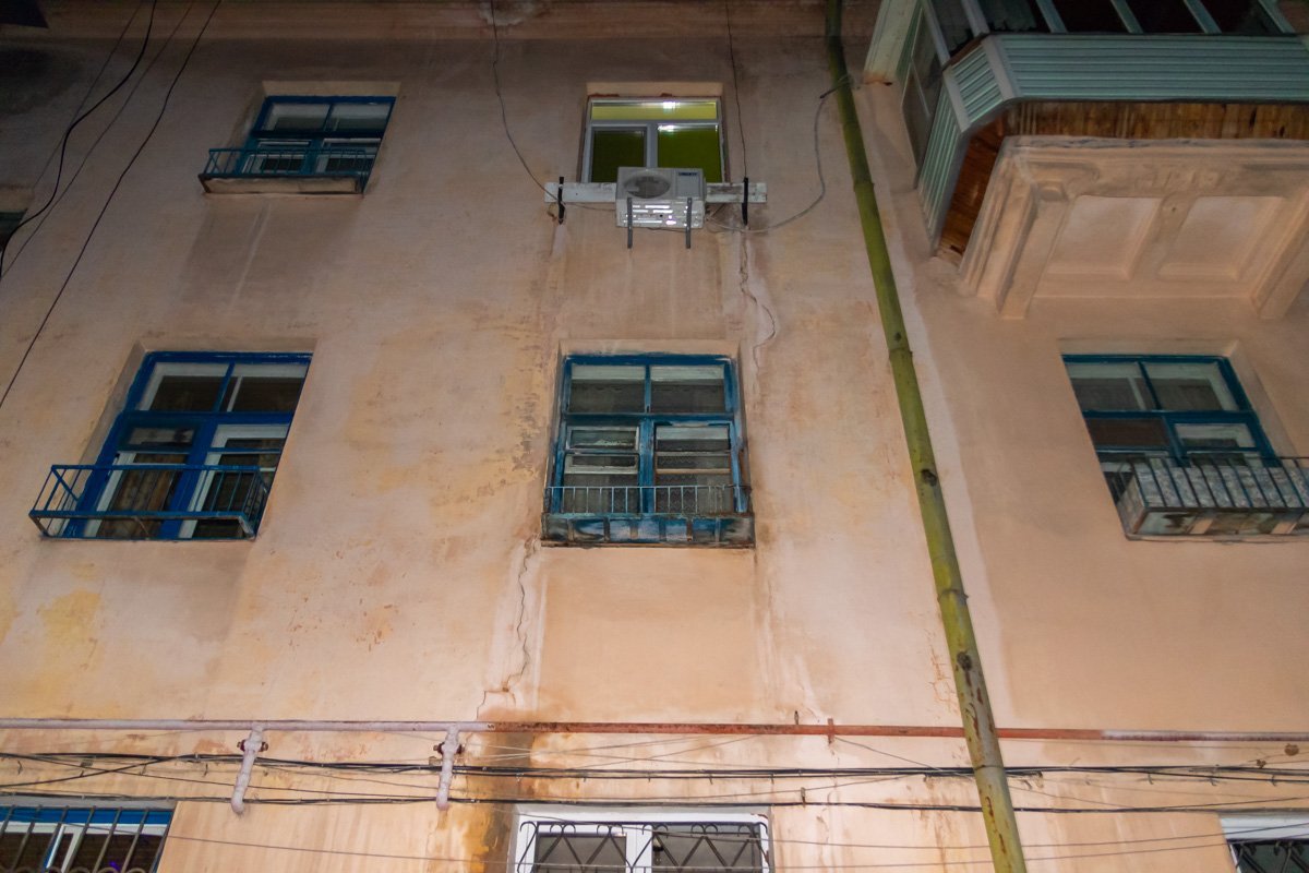 На стенах дома появились трещины