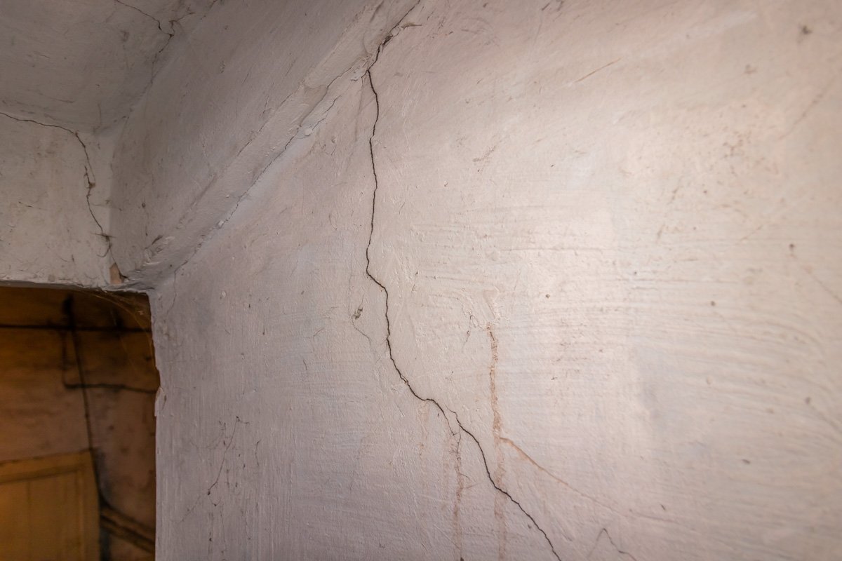 Трещины в подвале
