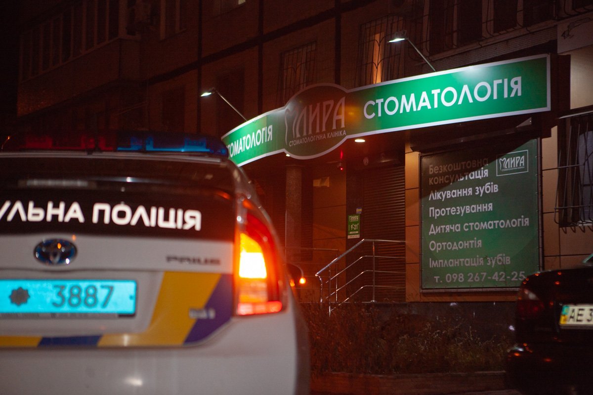 Под крыльцом стоматологической клиники обнаружили тело мертвой женщины Под крыльцом стоматологической клиники обнаружили тело мертвой женщины