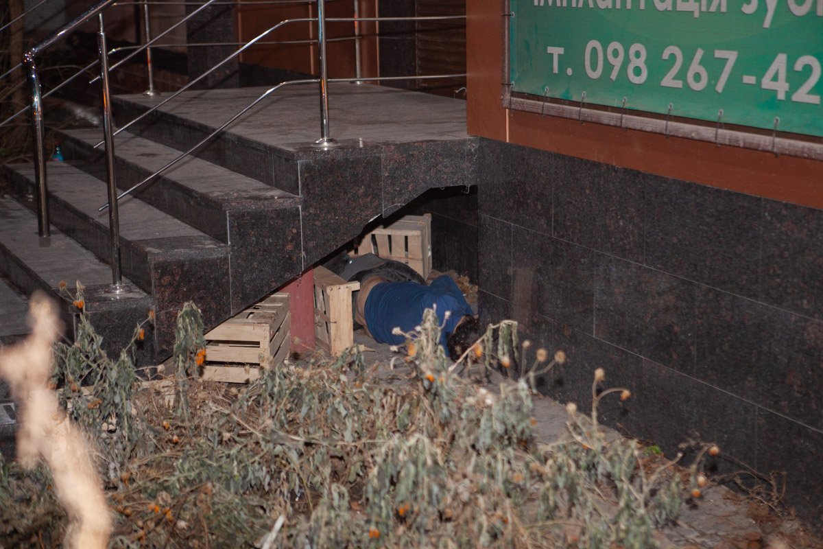 Вероятно, у женщины не было дома и она ютилась под крыльцом Вероятно, у женщины не было дома и она ютилась под крыльцом