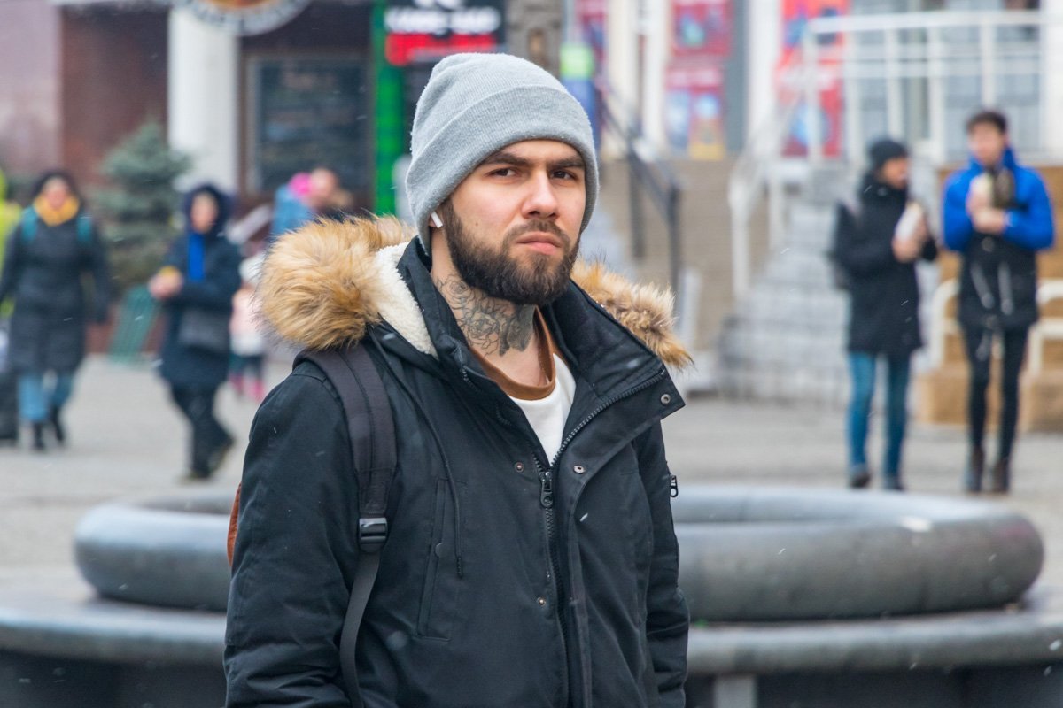 Смотрит на тебя, как на человека, не надевшего шапку