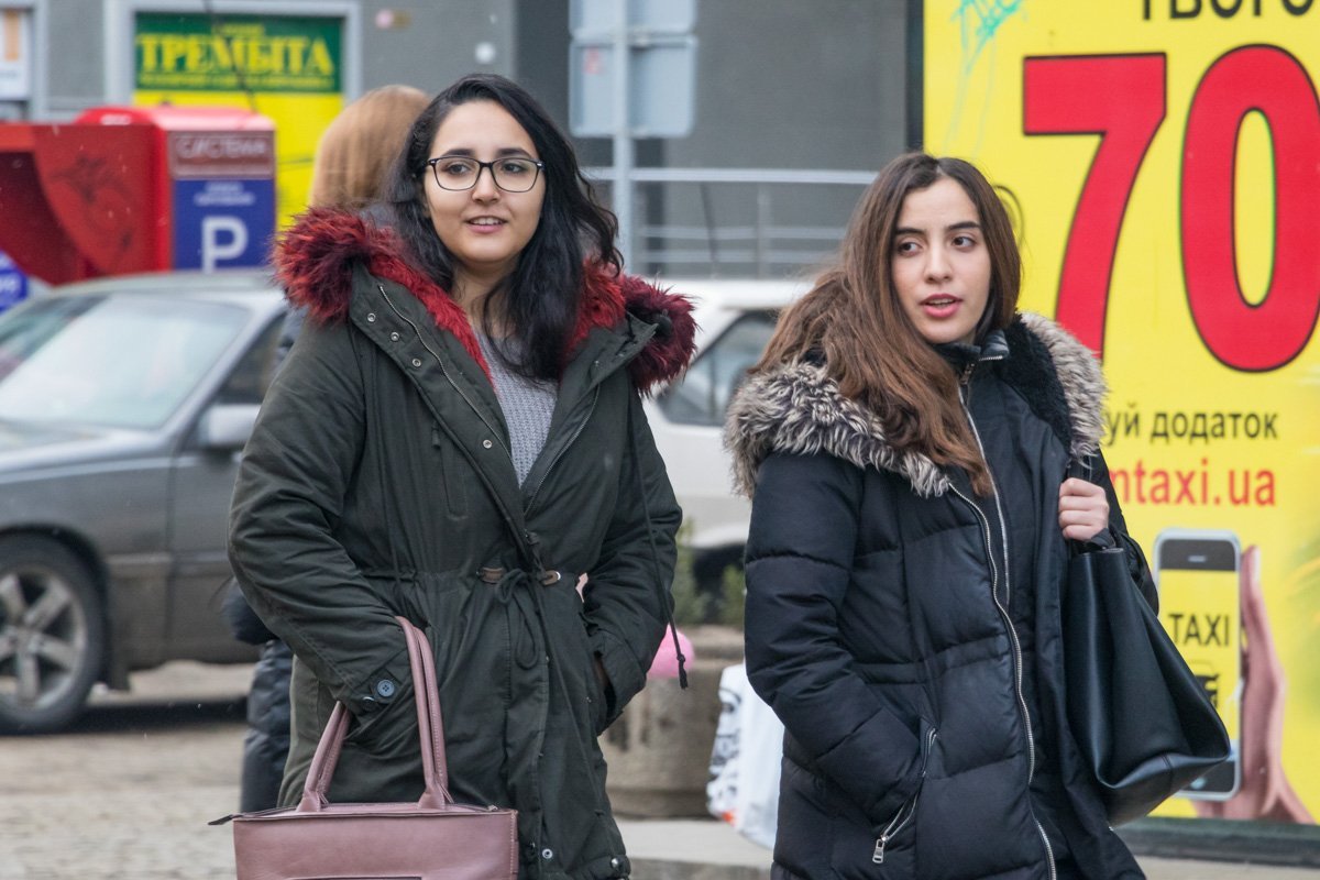 Да что же там такое происходит, что все туда смотрят