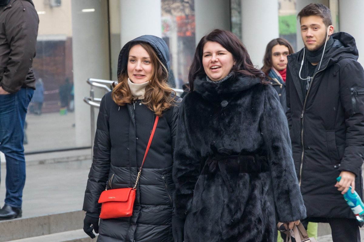 Тот момент, когда люди на заднем плане смотрят в кадр, а на переднем - нет