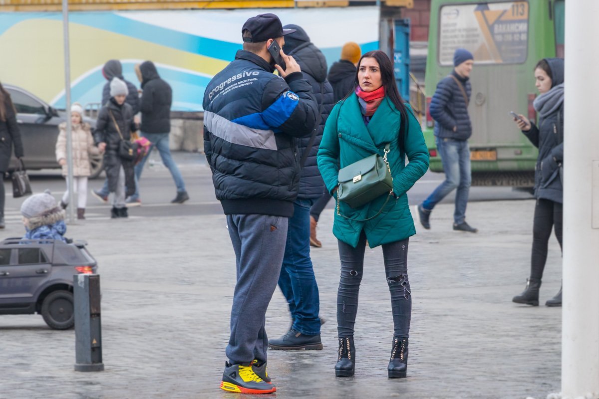 Я тут красивая стою рядом с тобой, а ты разговариваешь по телефону по работе?