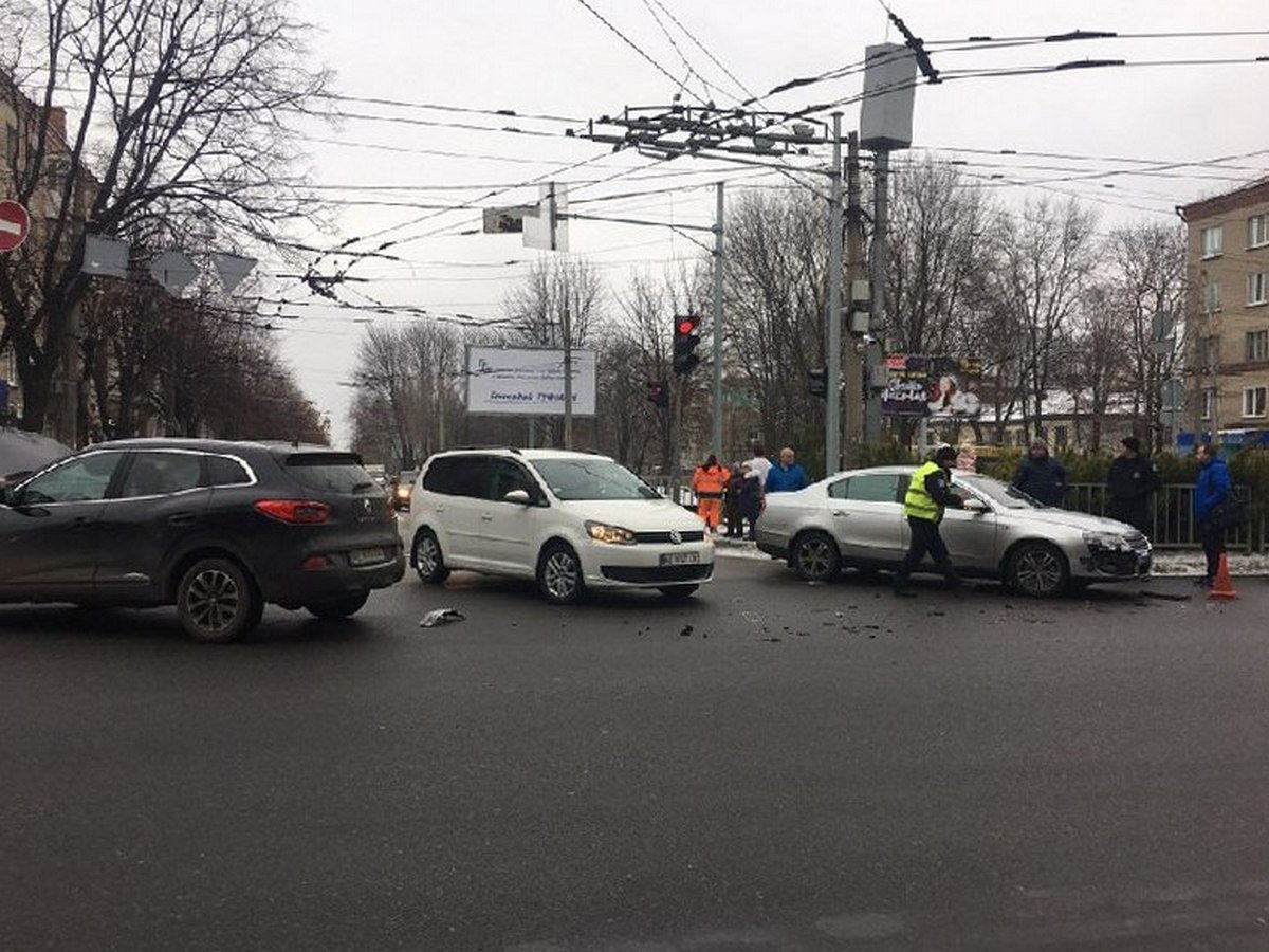 ДТП на перекрестке Поля и Титова ДТП на перекрестке Поля и Титова