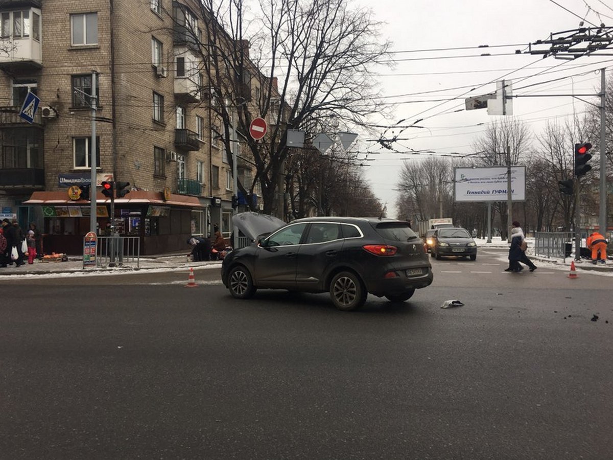 Renault ехал по улице Титова Renault ехал по улице Титова