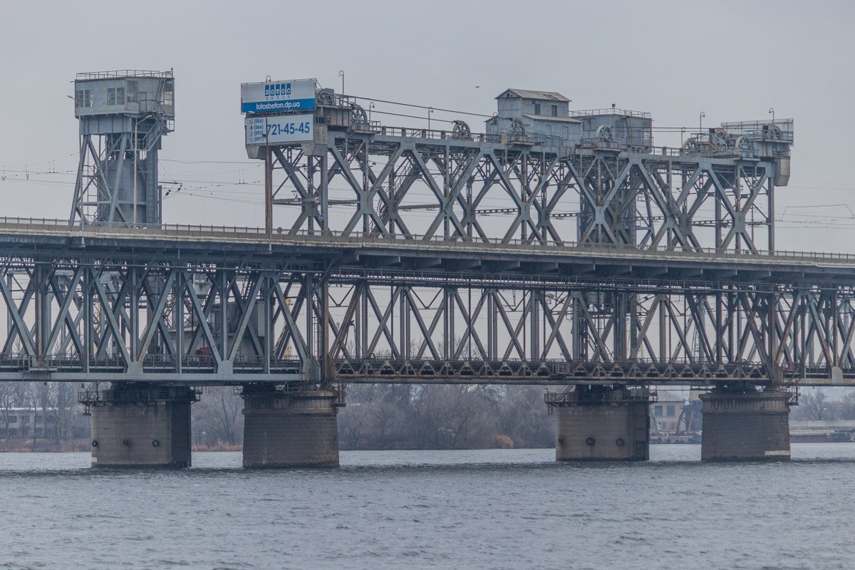 Мост имеет интересную форму