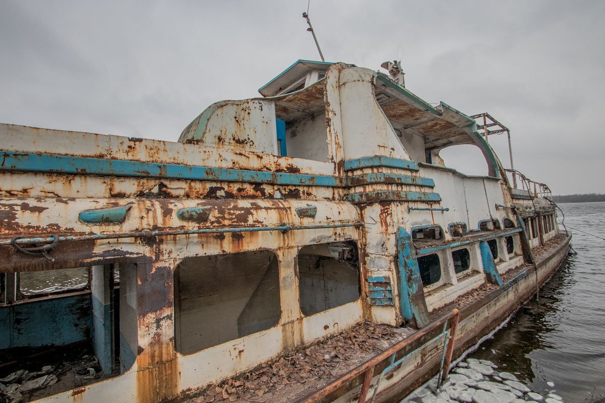 Я поднял окно и высунулся, вглядываясь в дождливую темень позади. Я не мог сказать, что там осталось — город, полный людей, или лишь один человек, полный отчаяния, — ничего не было ни видно, ни слышно.
