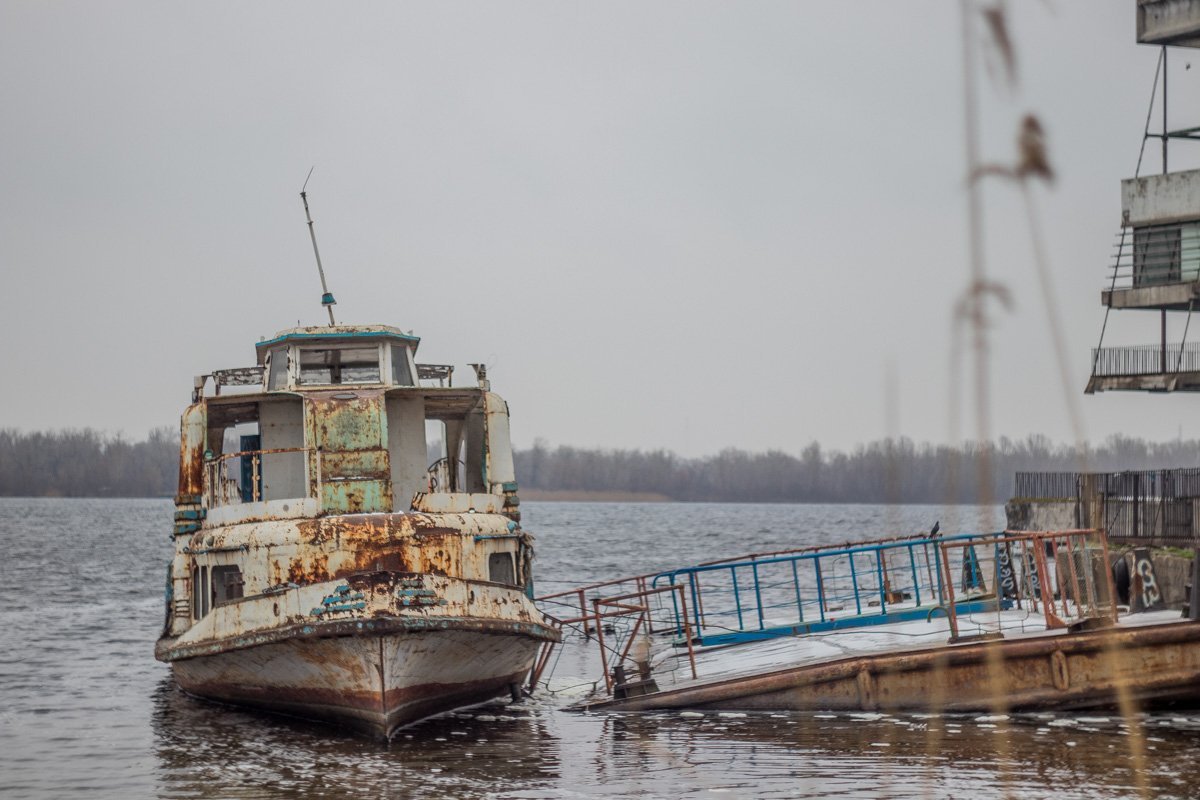 В скрипе старого катера можно услышать тихие пиратские песни