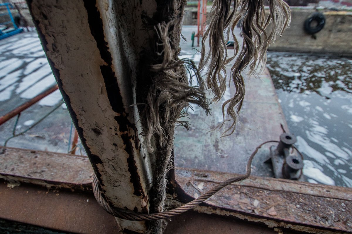 Ветер раскачивает катер, убаюкивая