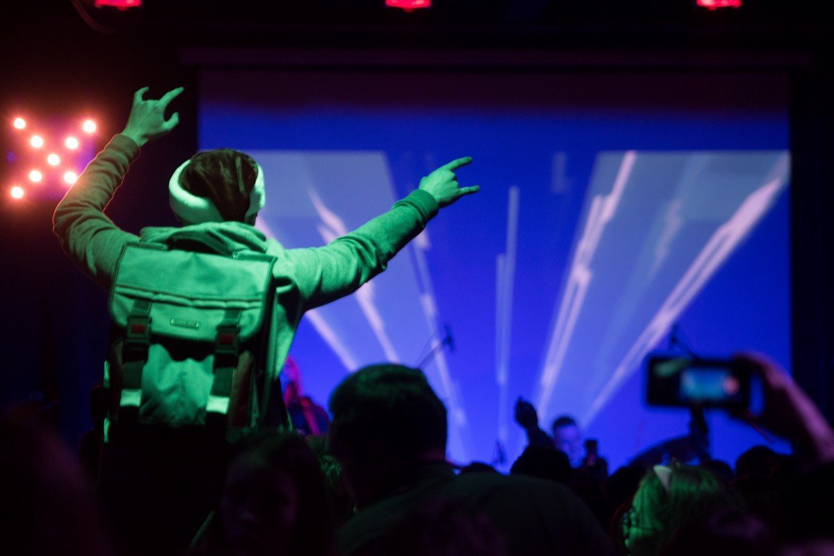 Такую толпу даже не нужно раскачивать