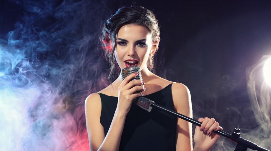 После работы можно пойти в караоке-зал