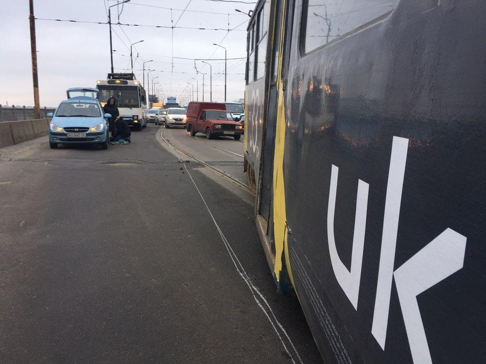 На Старом мосту трамвай №9 сошел с рельсов