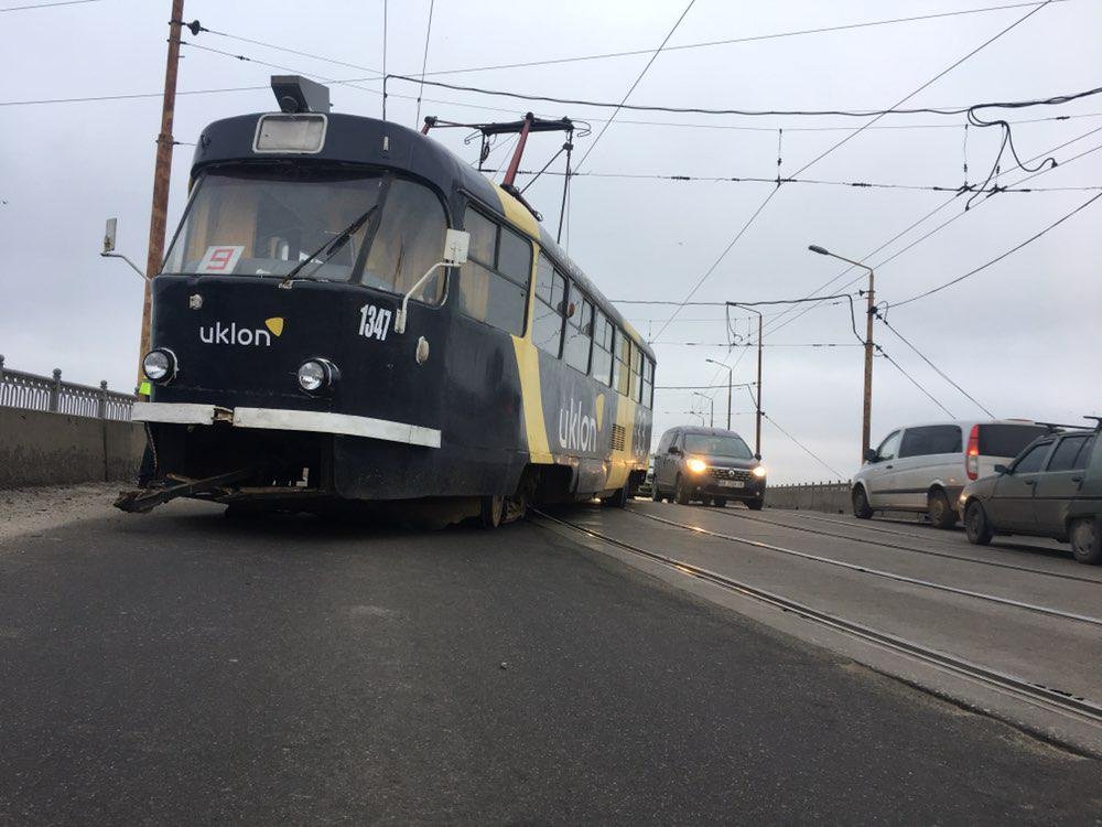 Вагон полностью перекрыл дорогу в строну правого берега