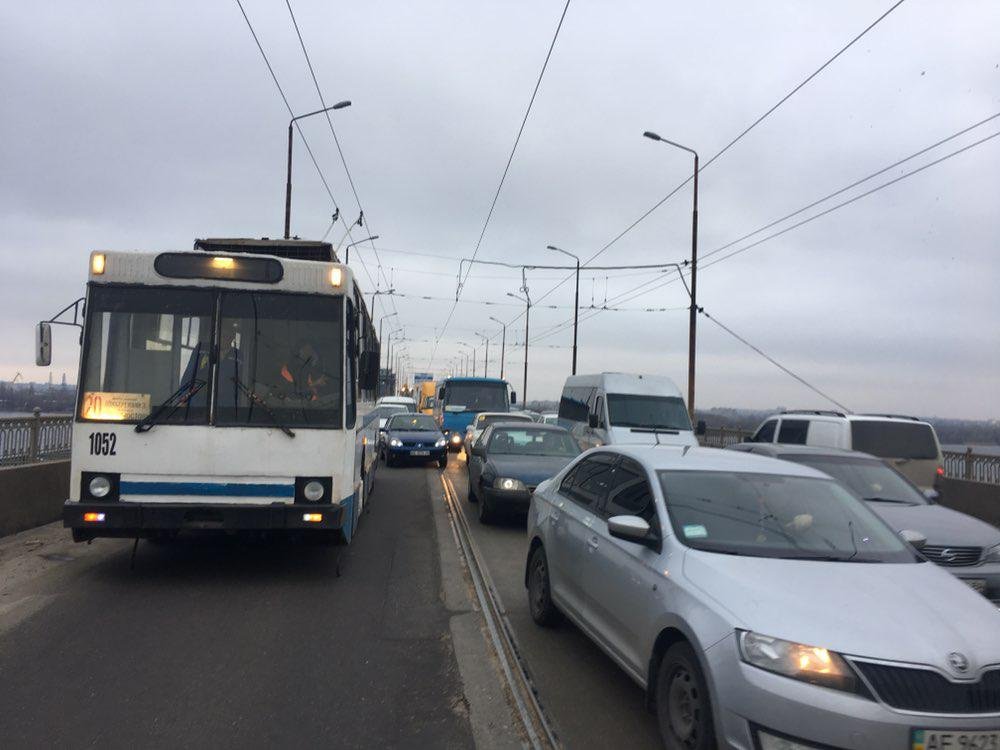 На мосту уже образовалась пробка