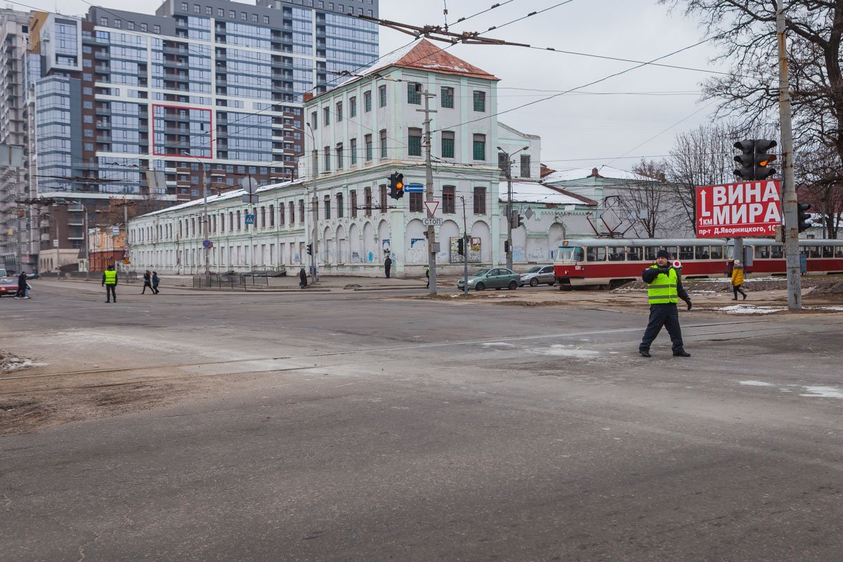 Несмотря на мороз, регулировщики контролируют движение транспорта Несмотря на мороз, регулировщики контролируют движение транспорта